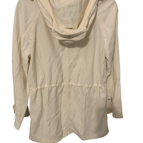 Giorgio Armani Women's Cream Jacket - Picture 2 of 6